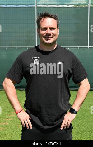 Freiburg, Deutschland. August 2024. Freiburg, Deutschland - 08. August 2024: Mediaday/Fotosession mit 1. Bundesliga SC Freiburg Profis, Rehatrainer Matthias Rosa (Foto: Mediensegel/SIPA USA) Credit: SIPA USA/Alamy Live News Stockfoto