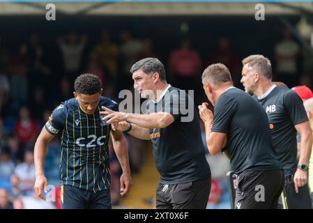 Southend Utd gegen York City, 2024-25 Vanarama National League in der Roots Hall. Das erste Spiel unter neuer COSU-Eigentümerschaft. Manager Kevin Maher gibt Anweisungen Stockfoto