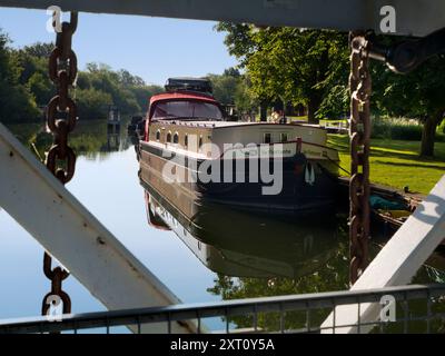 Abingdon-on-Thames behauptet, die älteste Stadt Englands zu sein. Und die Themse fließt durch ihr Herz. Hier sehen wir eine Nahaufnahme des Mechanismus am Abingdon Weir, der seine Schleusentore bei starkem Regen oder Überschwemmungen anheben kann. Im Zuge des Klimawandels scheint es mit zunehmender Häufigkeit... Stockfoto