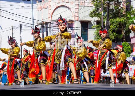 Remo-Tanz aus Ost-Java am 3. BEN-Karneval. Remo Dance zeigt in der Regel die Geschichte eines Prinzen, der auf einem Schlachtfeld kämpft. Stockfoto