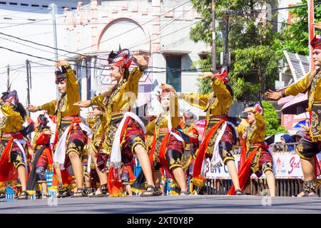 Remo-Tanz aus Ost-Java am 3. BEN-Karneval. Remo Dance zeigt in der Regel die Geschichte eines Prinzen, der auf einem Schlachtfeld kämpft. Stockfoto