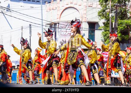 Remo-Tanz aus Ost-Java am 3. BEN-Karneval. Remo Dance zeigt in der Regel die Geschichte eines Prinzen, der auf einem Schlachtfeld kämpft. Stockfoto