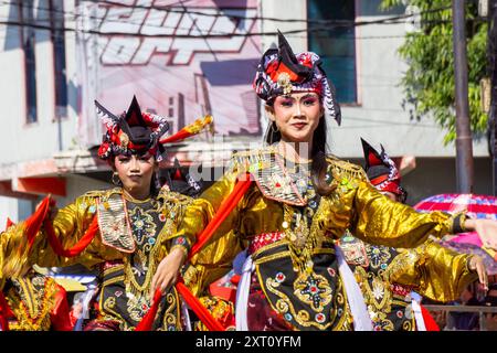 Remo-Tanz aus Ost-Java am 3. BEN-Karneval. Remo Dance zeigt in der Regel die Geschichte eines Prinzen, der auf einem Schlachtfeld kämpft. Stockfoto