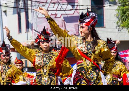 Remo-Tanz aus Ost-Java am 3. BEN-Karneval. Remo Dance zeigt in der Regel die Geschichte eines Prinzen, der auf einem Schlachtfeld kämpft. Stockfoto