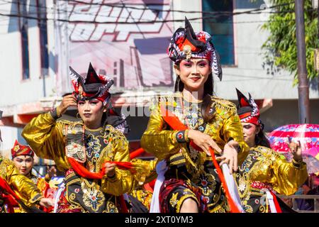 Remo-Tanz aus Ost-Java am 3. BEN-Karneval. Remo Dance zeigt in der Regel die Geschichte eines Prinzen, der auf einem Schlachtfeld kämpft. Stockfoto
