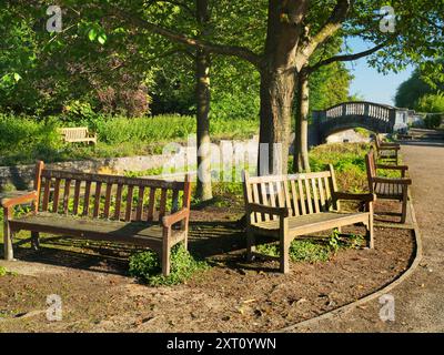 Der Thames Path Walkway ist eine Strecke, die häufig von Radfahrern, Joggern und Hundebesitzern besucht wird – ganz zu schweigen von Fotografen! Einer der vielen malerischen Orte ist Iffley, ein kleines und hübsches Dorf südlich von Oxford mit schönen Schleusen und Brücken über den Fluss. Hier ist die malerische Steinbrücke über einen Teil des Flusses an einem schönen Frühlingsmorgen. Stockfoto