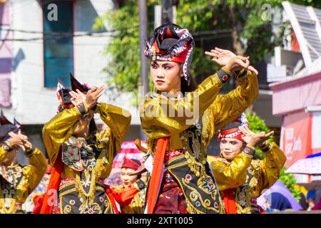 Remo-Tanz aus Ost-Java am 3. BEN-Karneval. Remo Dance zeigt in der Regel die Geschichte eines Prinzen, der auf einem Schlachtfeld kämpft. Stockfoto