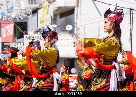 Remo-Tanz aus Ost-Java am 3. BEN-Karneval. Remo Dance zeigt in der Regel die Geschichte eines Prinzen, der auf einem Schlachtfeld kämpft. Stockfoto