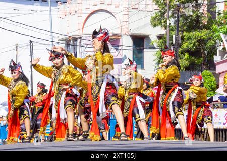 Remo-Tanz aus Ost-Java am 3. BEN-Karneval. Remo Dance zeigt in der Regel die Geschichte eines Prinzen, der auf einem Schlachtfeld kämpft. Stockfoto