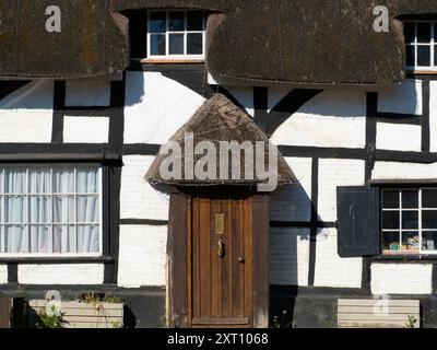 Zwei architektonische clichs zum Preis von einem - ein malerisches Reetgedecktes Cottage mit Mock Tudor Fassade in Sutton Courtenay Village in Oxfordshire. Nun, ich schätze, die Touristen lieben es... Aber ist es eigentlich Mock Tudor (Tudor Revival)? Es sieht alt genug und unregelmäßig aus, dass es nur das echte ist! Nicht die Fenster, Türen und Armaturen, natürlich nur die Grundstruktur. Google ist hier nicht schlüssig. Stockfoto