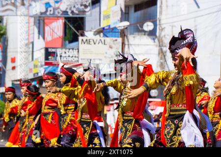 Remo-Tanz aus Ost-Java am 3. BEN-Karneval. Remo Dance zeigt in der Regel die Geschichte eines Prinzen, der auf einem Schlachtfeld kämpft. Stockfoto
