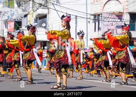 Remo-Tanz aus Ost-Java am 3. BEN-Karneval. Remo Dance zeigt in der Regel die Geschichte eines Prinzen, der auf einem Schlachtfeld kämpft. Stockfoto