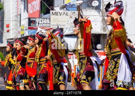 Remo-Tanz aus Ost-Java am 3. BEN-Karneval. Remo Dance zeigt in der Regel die Geschichte eines Prinzen, der auf einem Schlachtfeld kämpft. Stockfoto