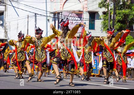 Remo-Tanz aus Ost-Java am 3. BEN-Karneval. Remo Dance zeigt in der Regel die Geschichte eines Prinzen, der auf einem Schlachtfeld kämpft. Stockfoto