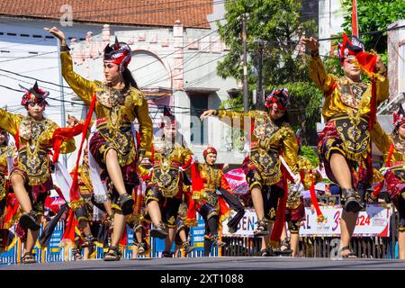 Remo-Tanz aus Ost-Java am 3. BEN-Karneval. Remo Dance zeigt in der Regel die Geschichte eines Prinzen, der auf einem Schlachtfeld kämpft. Stockfoto