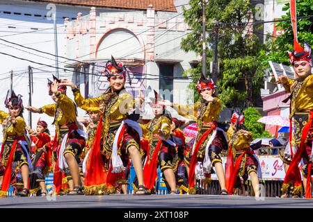 Remo-Tanz aus Ost-Java am 3. BEN-Karneval. Remo Dance zeigt in der Regel die Geschichte eines Prinzen, der auf einem Schlachtfeld kämpft. Stockfoto
