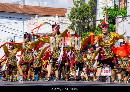 Remo-Tanz aus Ost-Java am 3. BEN-Karneval. Remo Dance zeigt in der Regel die Geschichte eines Prinzen, der auf einem Schlachtfeld kämpft. Stockfoto