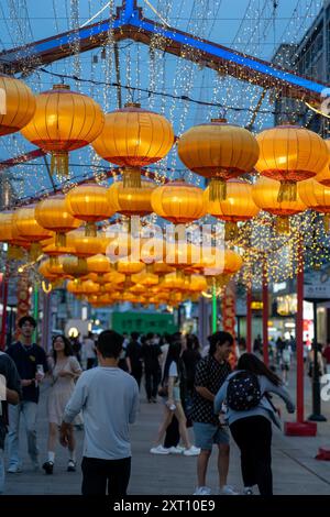 Suzhou, China - 11. Juni 2024 : Eine Straße in Suzhou, China, ist mit Lichterketten und Reihen leuchtender roter Laternen dekoriert. Stockfoto