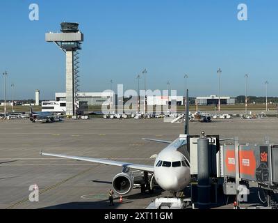 BER Flughafen Berlin Brandenburger Turm und Rollfeld *** BER Berlin Brandenburger Flughafen Turm und Rollweg Copyright: Xmix1pressx Stockfoto