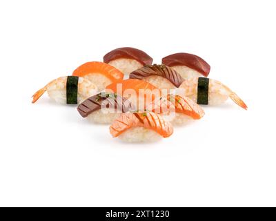 Eine Auswahl an traditionellen Sushi-Stücken, darunter Nigiri mit Lachs, Thunfisch und Garnelen, die sorgfältig vor einem unberührten weißen Hintergrund präsentiert werden Stockfoto