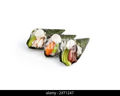 Drei Stücke handgemachter Temaki-Sushi mit einer Auswahl an Gemüse- und Meeresfrüchtefüllungen, die in Algen gewickelt sind, isoliert auf weißem Hintergrund Stockfoto