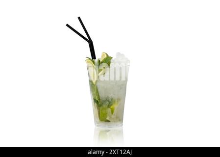 Ein erfrischender Mojito-Cocktail in einem klaren Glas mit Limettenkeilen, frischen Minzblättern und zerstoßenem Eis, perfekt für einen Sommertag – dieser Klassiker Stockfoto