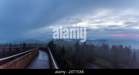 Majestätische Nebelansicht vom Climgmans Dome Aussichtsturm im Great Smoky Mountains National Park während der blauen Stunde. Stockfoto