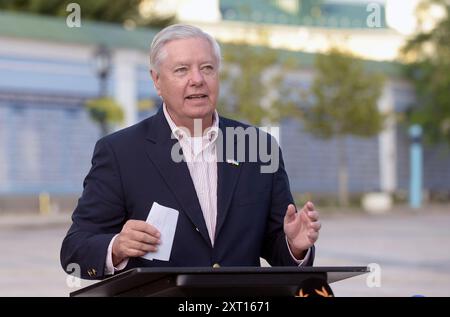 KIEW, UKRAINE - 12. AUGUST 2024 - Senatorin Lindsey Graham nimmt an einem Briefing auf dem Mykhailivska-Platz vor dem St. Michaels Golden Kuppelkloster in Kiew, Hauptstadt der Ukraine, Teil. Stockfoto