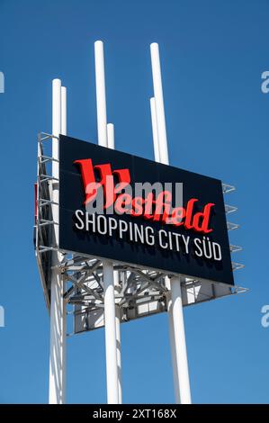 Wien, Österreich - 8. August 2024 : Westfield Shopping City Süd , SCS, Einkaufszentrum in Vösendorf und Wiener Neudorf, südlich von Wien, Österreich Stockfoto