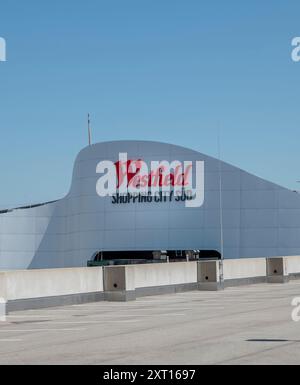 Wien, Österreich - 8. August 2024 : Westfield Shopping City Süd , SCS, Einkaufszentrum in Vösendorf und Wiener Neudorf, südlich von Wien, Österreich Stockfoto