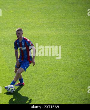 LONDON, ENGLAND - 11. AUGUST: Adam Wharton aus Crystal Palace während des Freundschaftsspiels zwischen Crystal Palace und FC Nantes im Selhurst Park On Stockfoto