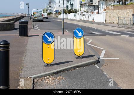 Halten Sie am Straßenrand die Schilder rechts Stockfoto