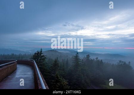 Nebelumhüllter Blick auf die Bergketten des Great Smoky Mountains National Park vom Aussichtsturm auf dem Clingmans Dome (Kuwahi) aus. Stockfoto