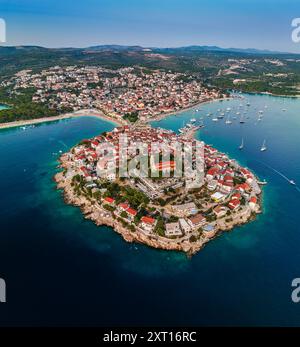 Primosten, Kroatien - Panoramablick auf die Halbinsel Primosten und die Altstadt an einem sonnigen Sommertag in Dalmatien, Kroatien mit roten Dächern und Türkis Stockfoto