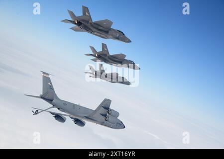 F-35 Lightning IIS, geflogen von Mitgliedern der norwegischen Luftwaffe, betanken mit einem KC-135 Stratotanker über dem Lake Superior Stockfoto