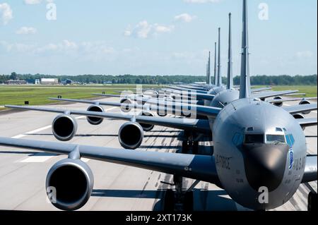 Acht KC-135R Stratotanker, die dem 434. Luftbetankungsflügel zugeordnet sind, nehmen am 7. Juni 2024 an einem Elefantenspaziergang „Formation Friday“ Teil, Grissom Air Rese Stockfoto