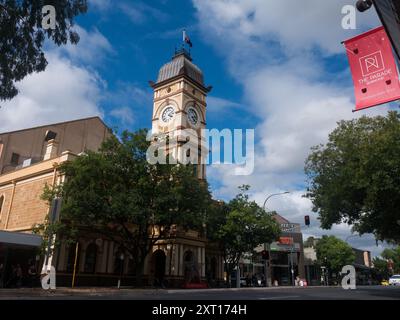 Blick auf das Rathaus und das Kino Hoyts Parade Central auf der Parade Norwood in South Australia, Australien. Stockfoto