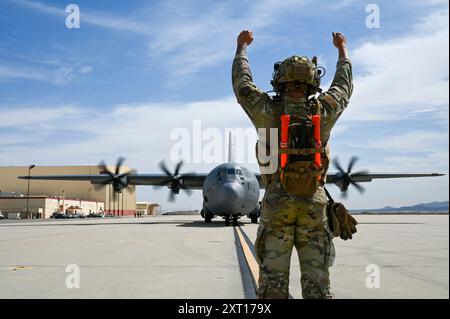 Blaine Cruz, Wartungshandwerker der 521. Notfalltruppe, Taxis in einem Lockheed C-130 Hercules auf Edwards Air Stockfoto