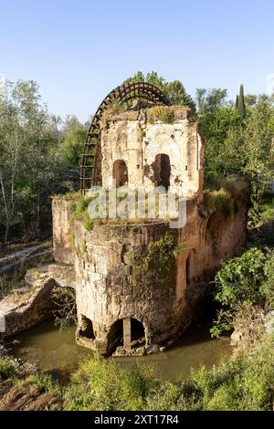 Alte mittelalterliche Windmühle in der Nähe der Puente Romano in Cordoba, Spanien Stockfoto