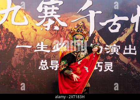 Jiuzhaigou, Sichuan – Mai 2024: Chinesischer Bian Lian-Auftritt in Jiuzhaigou, Sichuan. Stockfoto