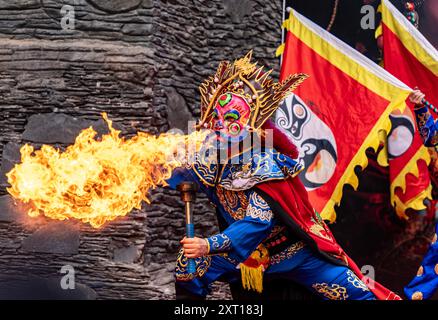 Jiuzhaigou, Sichuan – Mai 2024: Chinesische Feueratmung in Jiuzhaigou, Sichuan. Stockfoto