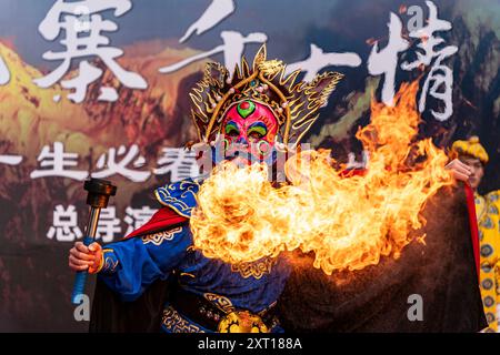 Jiuzhaigou, Sichuan – Mai 2024: Chinesische Feueratmung in Jiuzhaigou, Sichuan. Stockfoto