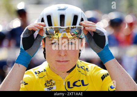 DORDRECHT - Charlotte Kool vor dem Start der zweiten Etappe der Tour de France Femmes, der Tour de France für Frauen, von Dordrecht nach Rotterdam. Die mehrtägige Radtour ist Teil der UCI Women's WorldTour und dauert bis zum 18. August. ANP BAS CZERWINSKI Stockfoto