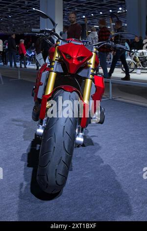 Pasila, Helsinki, Finnland – 3. Februar 2024: Kundenspezifisches Kawasaki Z1000 Turbo Motorrad auf der MP 24 Motorcycle Messe in Messukeskus Helsinki. Stockfoto