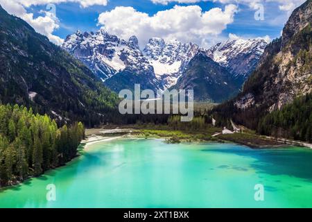 Aus der Vogelperspektive auf den Durrensee mit dem Bergmassiv Cristallo dahinter, Toblach-Toblach, Südtirol-Südtirol, Italien Stockfoto