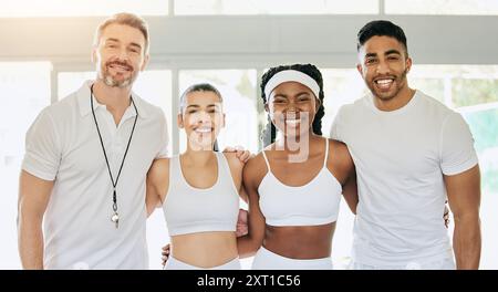 Porträt, Gruppe und Tennis mit Fitness-, Umarmungs- und Clubmitgliedern mit Selbstvertrauen. Glückliche Spieler, Männer und Frauen mit Umarmung, Teamwork und Sportbekleidung Stockfoto