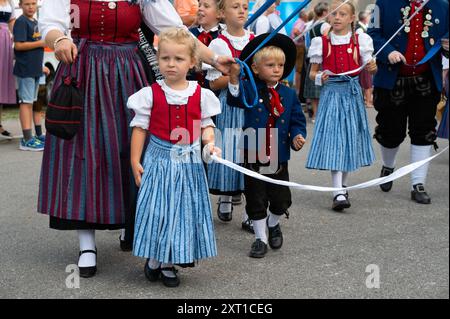 Gauboden Volksfest, Straubing, Niederbayern, Deutschland, 9. August 2024, Prozession zum Festplatz, kleine Kinder in traditioneller Tracht Stockfoto