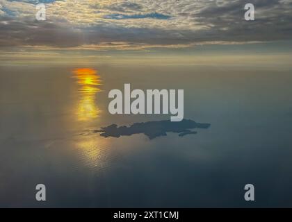 Schöne insel aus der Luft, mit Sonnenuntergang. Stockfoto