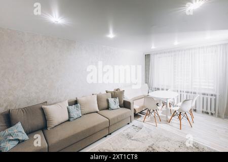 Innenraum Modernes Wohnzimmer Inneneinrichtung. Idee Für Home Design. Modernes, Stilvolles Und Helles Wohnzimmer Im Familien-Apartment. Familienwohnung. Helle Farben Von Stockfoto