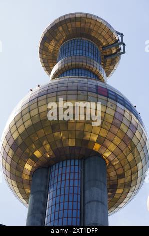 Wien, Österreich - 29. April 2024: Außenfassade des Schornsteins der berühmten Müllverbrennungsanlage im Wiener Stadtteil Spittelau nach dem Entwurf Stockfoto